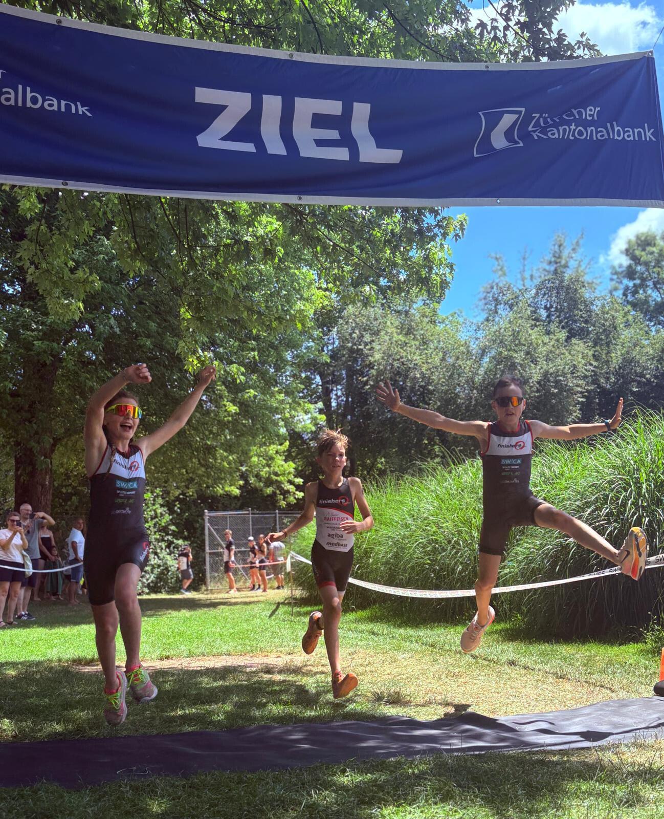 Kids-Tri 2025: Herrliches Wetter, erfolgreiche Athleten, fröhliche Gesichter